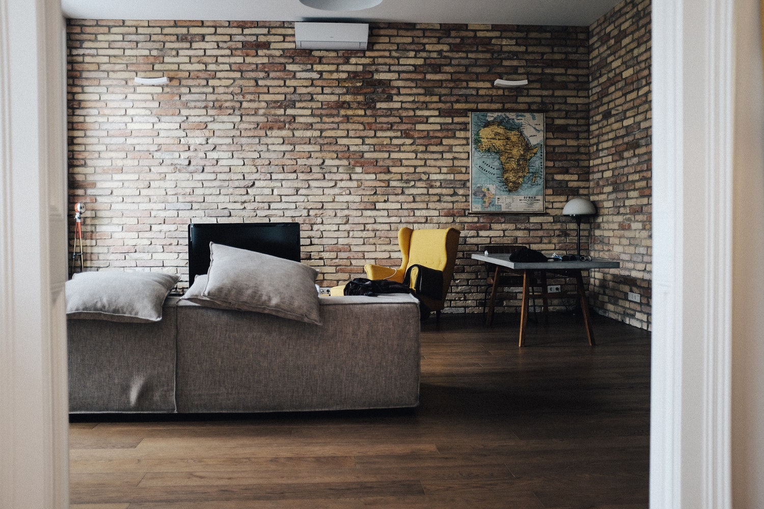 Tuğla duvarlı oturma alanı ve modern dekorasyon